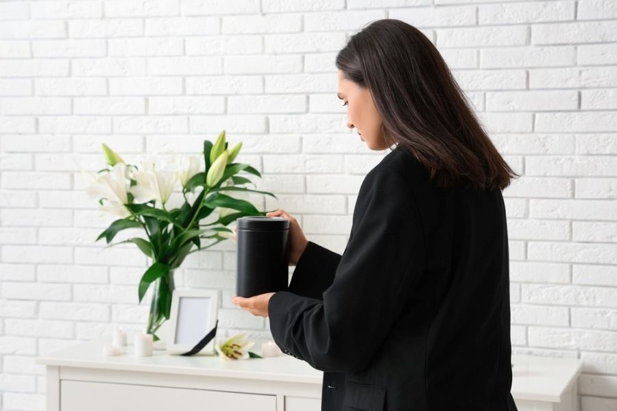 como abrir una urna de cenizas