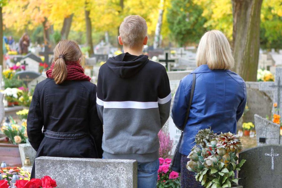familia en un cementerio