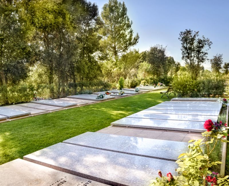 Tomba de terra al Cementiri Comarcal Roques Blanques