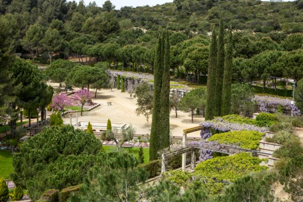 Vista aérea del cementerio comarcal roques blanques