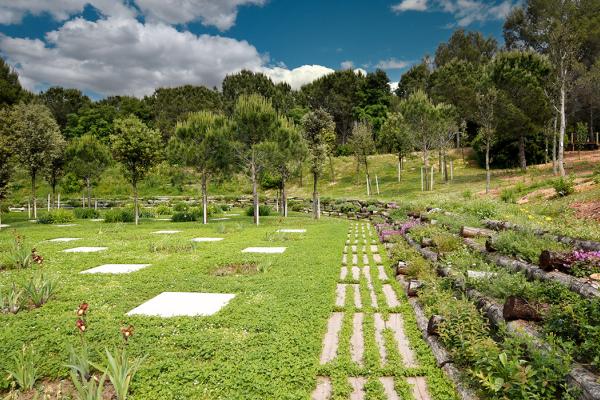Camí del repos, sepultura para cenizas en el cementerio comarcal rocas blancas